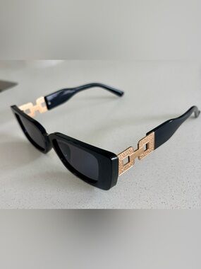NWOT Black Rectangular Fashion Chunky Sunglasses